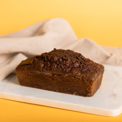 Plumcake al caffè e gianduia su tagliere di marmo