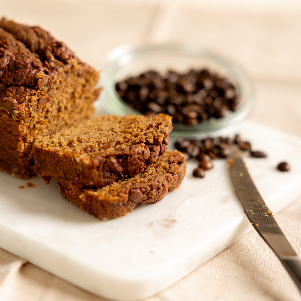 Fette di plumcake al caffè e gianduia con chicchi di caffè