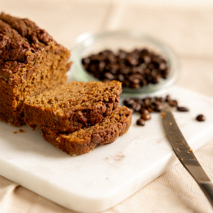 Fette di plumcake al caffè e gianduia con chicchi di caffè