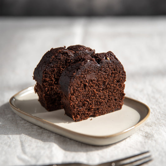 Fetta di plumcake al cioccolato fondente nel piatto