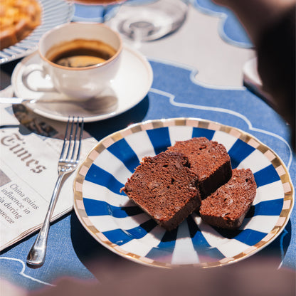 Plumcake al cioccolato fondente servito con un espresso