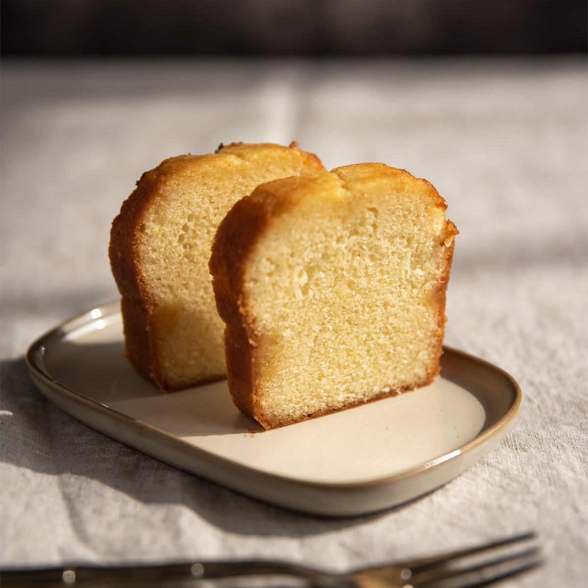 Fette di plumcake all'arancia nel piatto