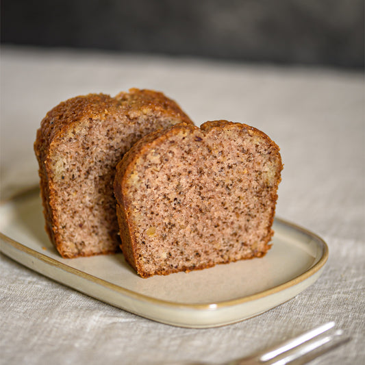 Fette di plumcake alle noci pecan nel piatto