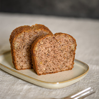 Fette di plumcake alle noci pecan nel piatto