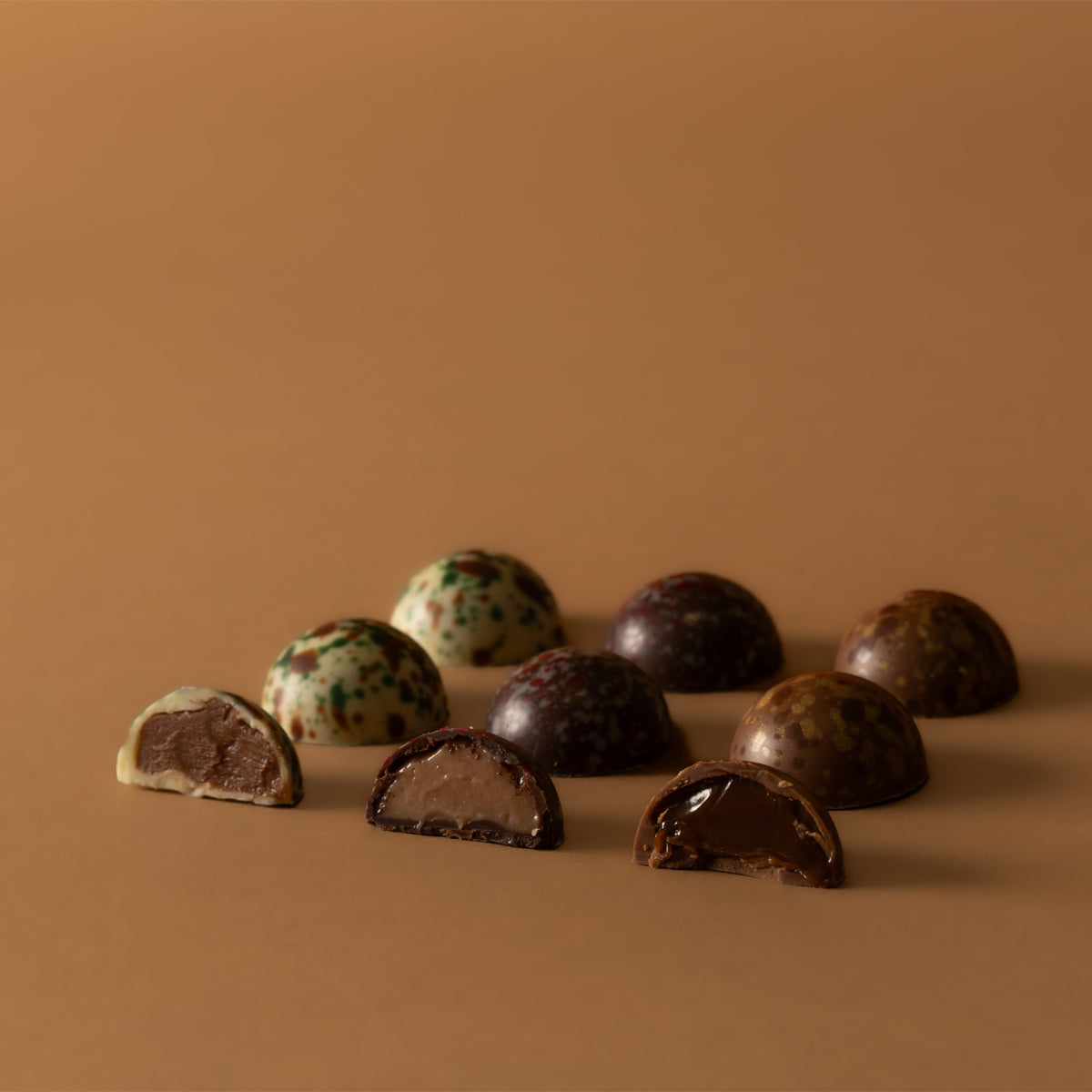 Praline al cioccolato multigusto su sfondo marrone