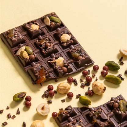 Tavoletta di cioccolato fondente con frutta secca e cacao in granella