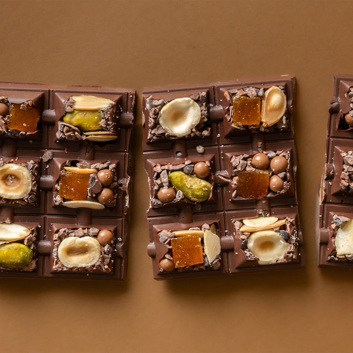 Dettaglio dei quadrotti con nocciole e pistacchi della tavoletta