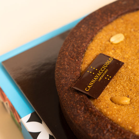 Torta arachidi e caramello salato con placchetta di cioccolato Cannavacciuolo