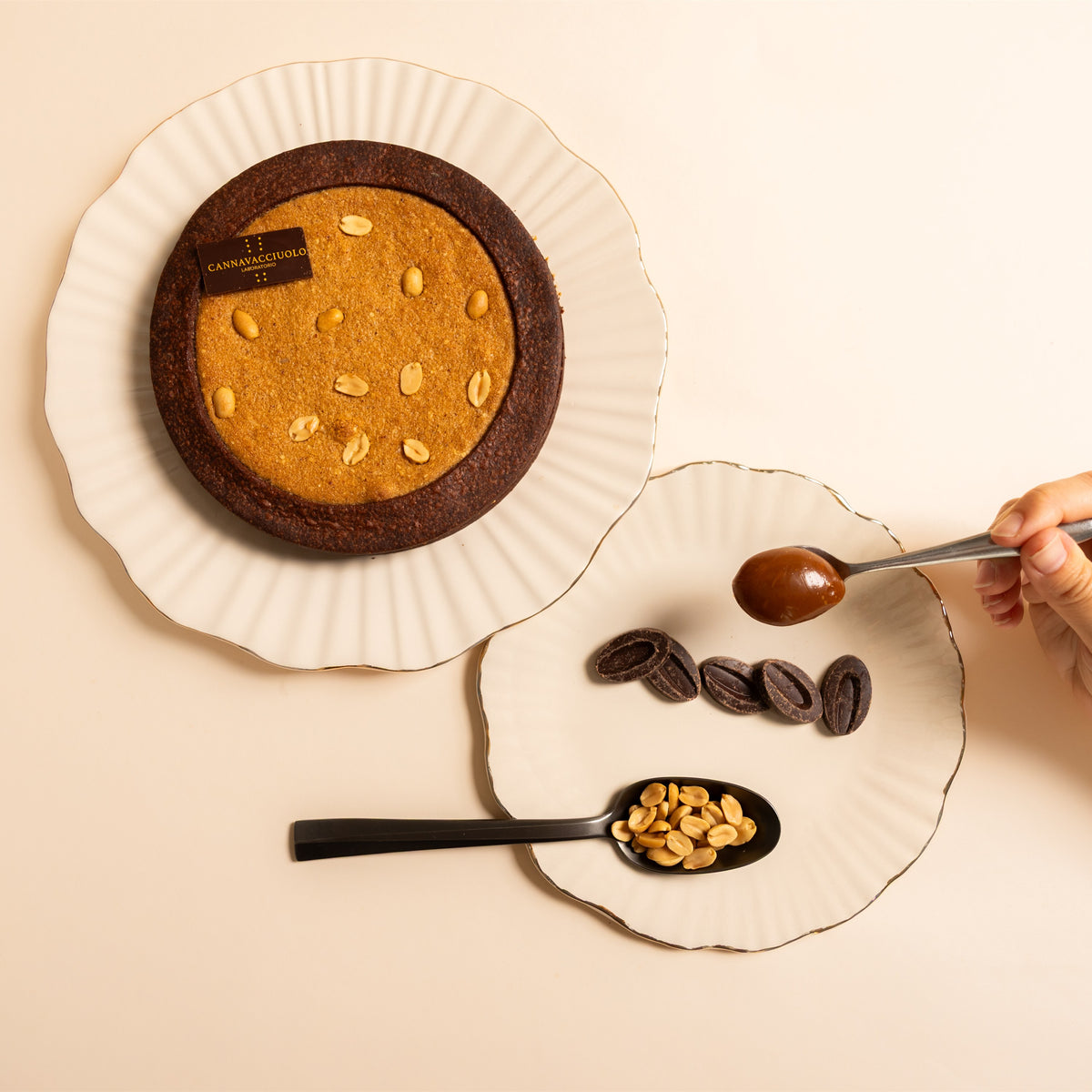 Torta arachidi e caramello salato nel piatto con caramello e arachidi
