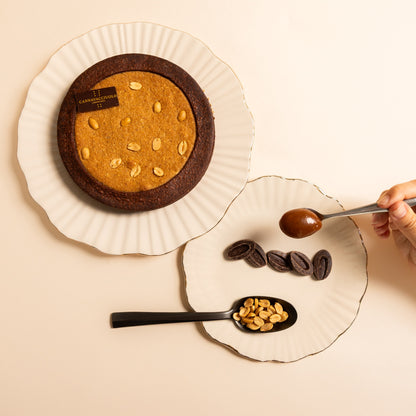 Torta arachidi e caramello salato nel piatto con caramello e arachidi