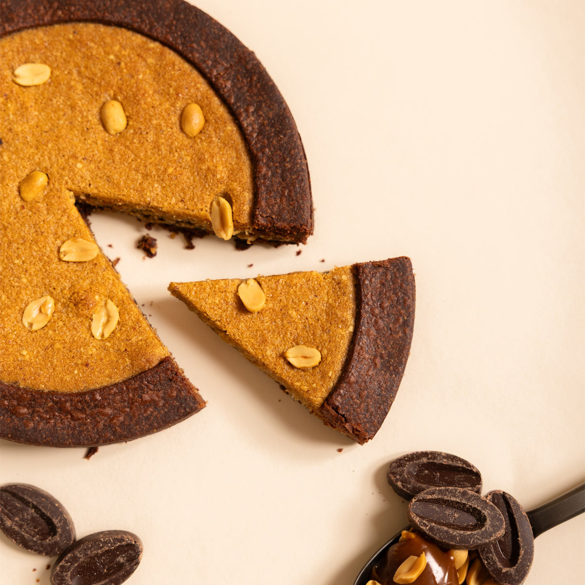 Fetta di torta arachidi, caramello salato e cioccolato