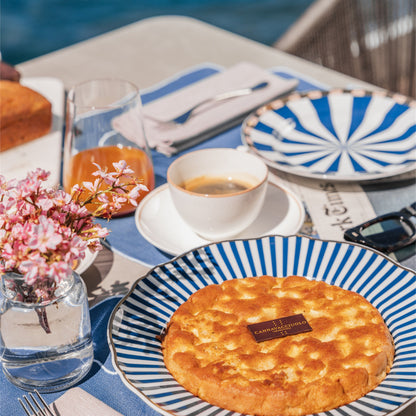 Torta alle mele in tavola apparecchiata per la colazione
