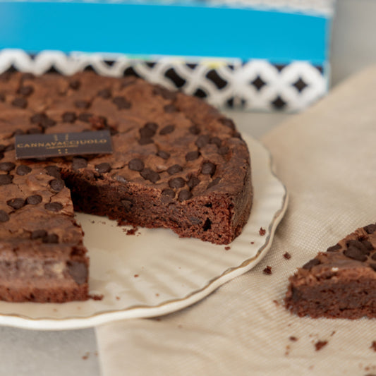 Torta brownie con una fetta tagliata