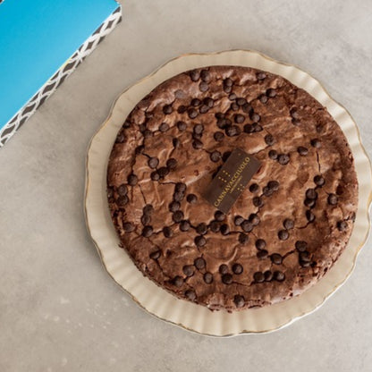 Torta brownie con gocce di cioccolato vista dall'alto
