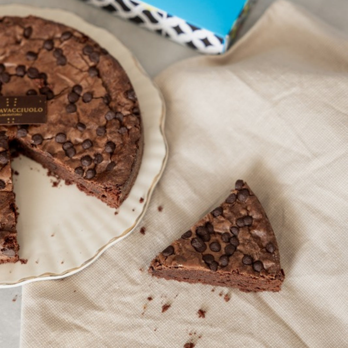 Fetta di torta brownie su carta da forno