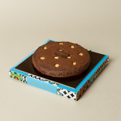 Torta caprese alle nocciole nella confezione Cannavacciuolo