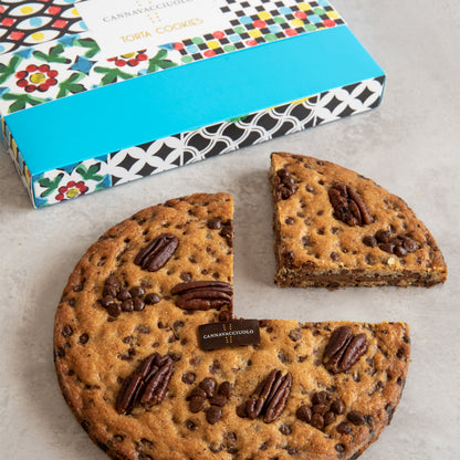 Torta cookies e noci pecan vista dall'alto con fetta tagliata