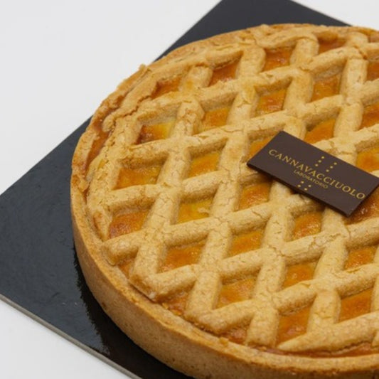Pastiera napoletana intera con la classica grata di pasta frolla