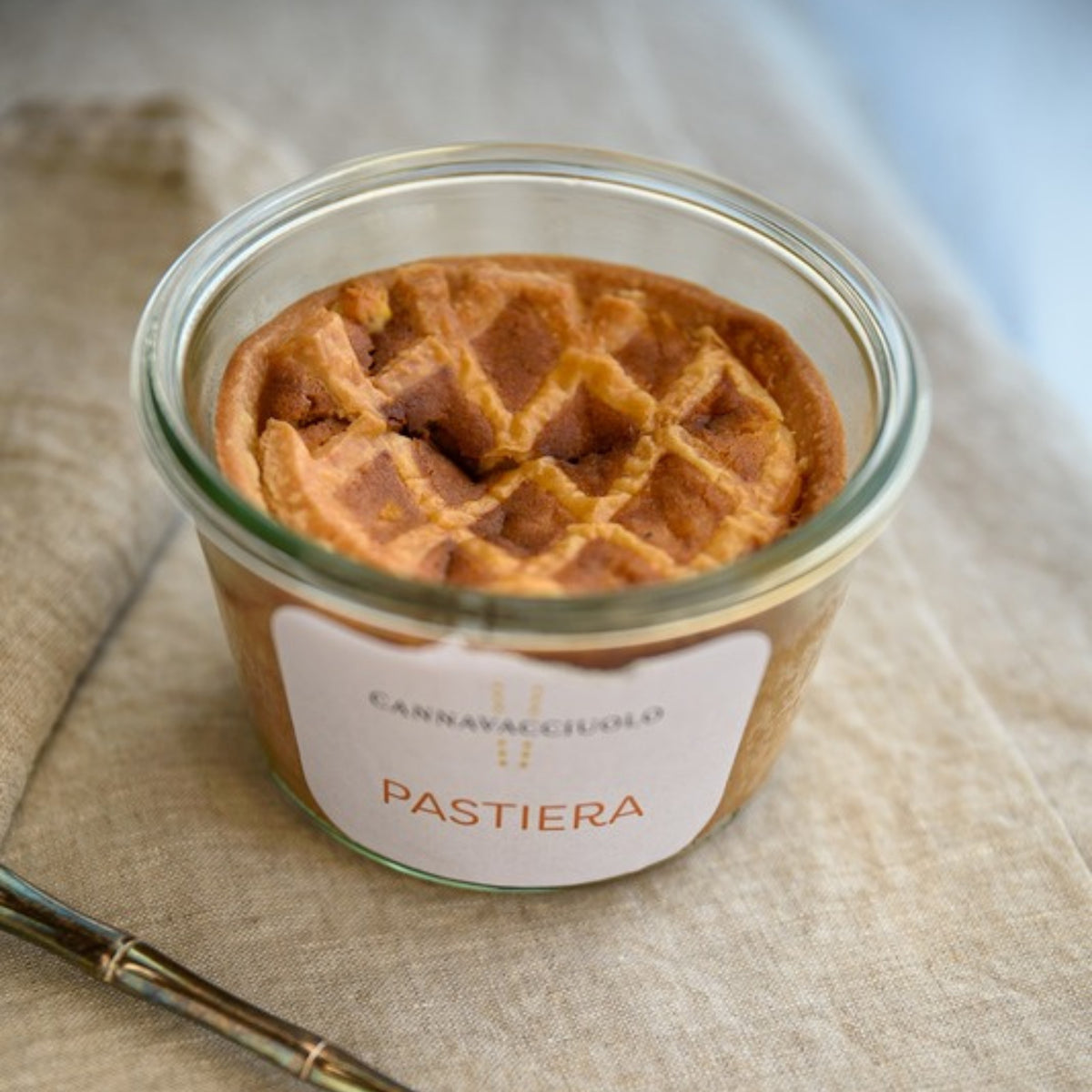 Pastiera in vaso aperta con la classica grata di pasta frolla
