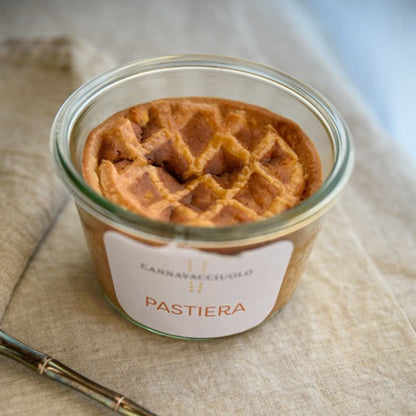 Pastiera in vaso aperta con la classica grata di pasta frolla