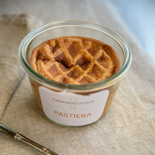 Pastiera in vaso aperta con la classica grata di pasta frolla