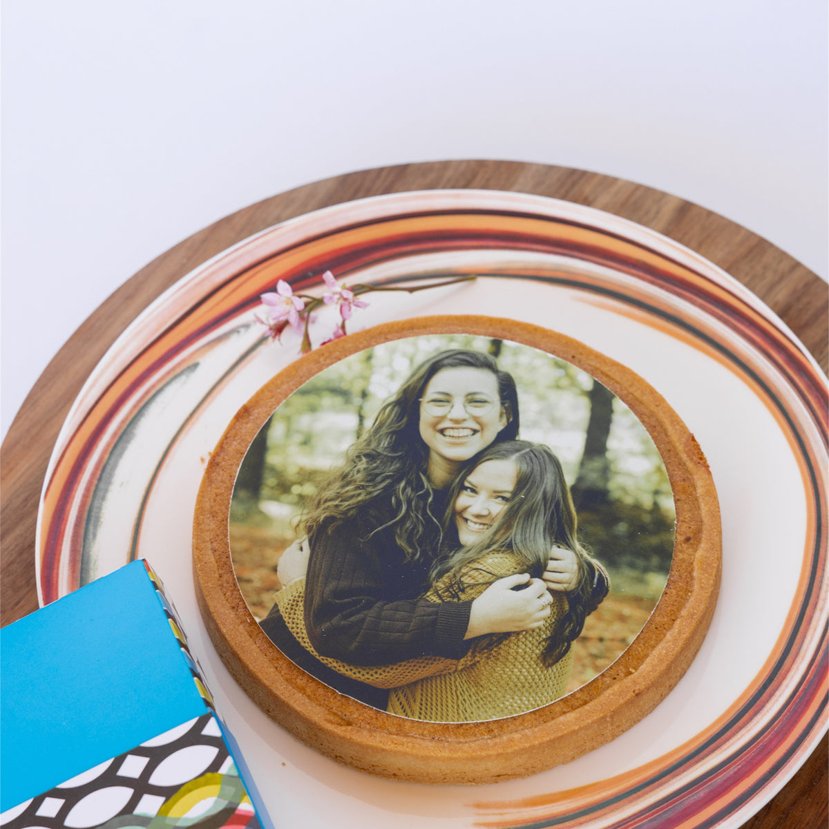 Torta personalizzabile con foto servita nel piatto