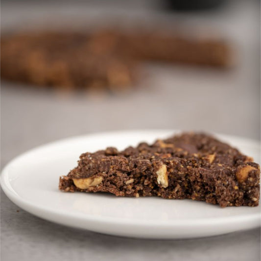 Fetta di torta sbrisolona alle nocciole e cioccolato