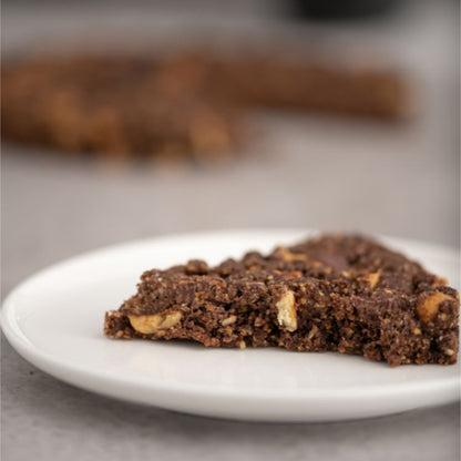 Fetta di torta sbrisolona alle nocciole e cioccolato