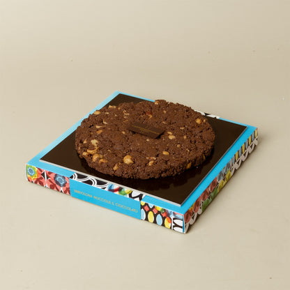 Torta sbrisolona alle nocciole e cioccolato nella confezione