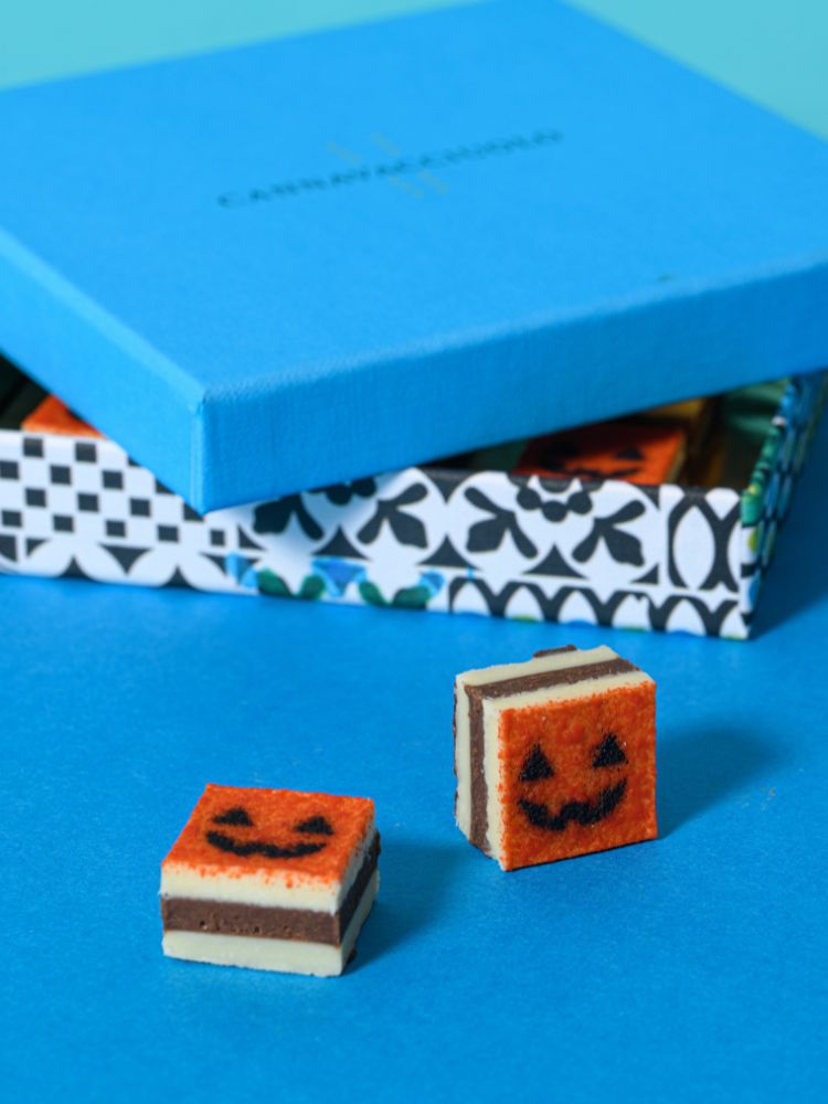 cremini al cioccolato e agrumi con decorazioni di halloween