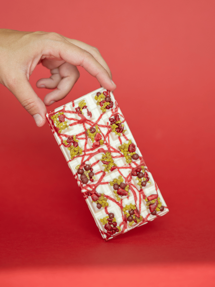 Tavoletta-cioccolato-cioccolato-bianco-fragola-pistacchio-Cannavacciuolo